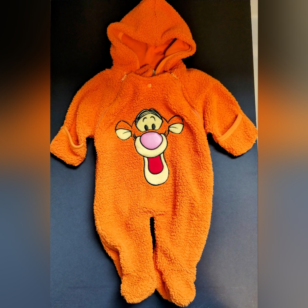 Disney snuggle footie/bodysuit in color orange Tigger 3/6M